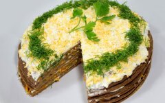 Торт из куриной печени с начинкой из моркови с зеленью