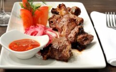 Шашлык из свинины в белом вине на сковороде