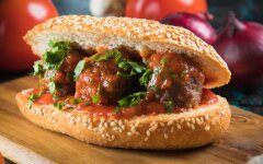 Фрикадельки из куриного фарша с болгарским перцем