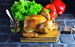 Запеченный цыпленок с ананасами и клюквой на Новый год