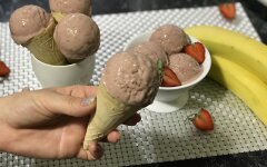 Банановое мороженое с клубникой без сахара и сливок