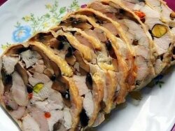Рулет «Праздничный» из курицы с фисташками