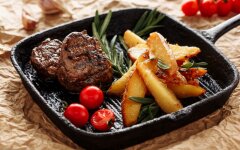 Свиная вырезка и жареный картофель с соусом
