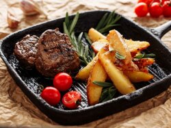 Свиная вырезка и жареный картофель с соусом