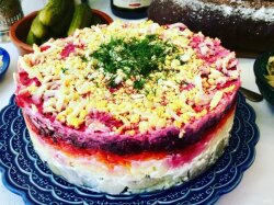 Слоеный салат «Селедка под шубой» с яйцом
