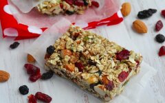 Орехово-злаковое печенье с изюмом и клюквой