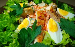Салат из куриной грудки с кукурузой и морковью по-корейски