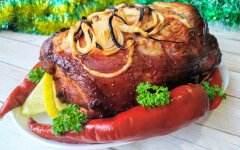 Мясной рулет с ветчиной и красным болгарским перцем