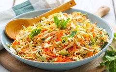 Салат «Витаминный» с яблочным уксусом и сахаром