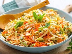 Салат «Витаминный» с яблочным уксусом и сахаром