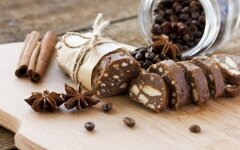 Сладкая колбаска из печенья со сметанным кремом