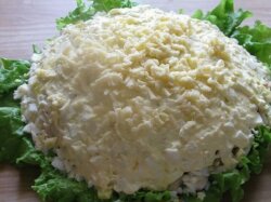 Куриный салат с яблоком и грибами