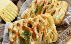 Дрожжевые слойки с курицей и сыром