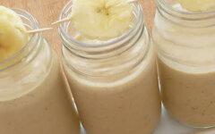 Банановый смузи с миндалем и овсяными хлопьями