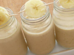 Банановый смузи с миндалем и овсяными хлопьями