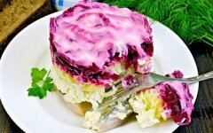 Сочная сельдь под шубой с яблоком