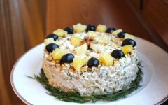 Салат с курицей, сыром, ананасами, орехами и укропом