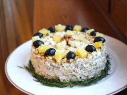 Салат с курицей, сыром, ананасами, орехами и укропом