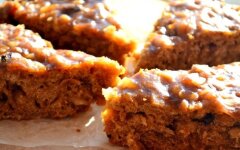 Постная кофейная коврижка с курагой и орехами