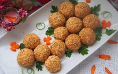Салатные шарики «А-ля Мимоза» в кунжуте