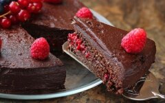 Шоколадный торт с финиками и ягодами