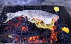 Горбуша с овощами и сыром на мангале