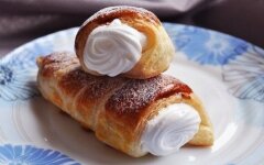 Трубочки из готового слоеного теста с кремом