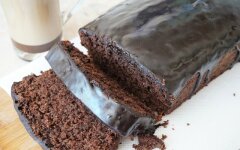 Шоколадно-банановый кекс в глазури с бренди