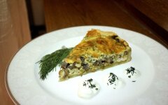 Киш Лорен с курицей, шампиньонами и зеленью