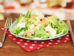 Мясной салат с пекинской капустой и корнишонами