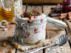 Ленивая овсянка с вишней и темным шоколадом