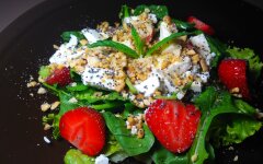 Зеленый салат с клубникой, арахисом и сыром фета