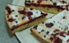 Бисквитный пирог с вишневым вареньем в мультиварке