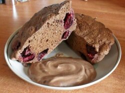 Шоколадно-протеиновый кекс с черешней