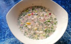 Окрошка с перетертыми желтками на минералке и сметане