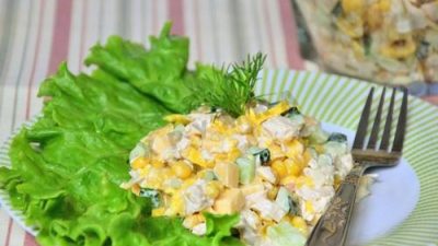 Салат из курицы с яичными блинами
