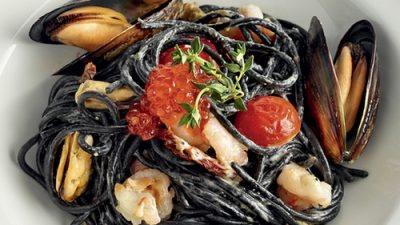 Черная паста с мидиями и овощами