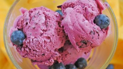 Черничное мороженое из сметаны по-домашнему