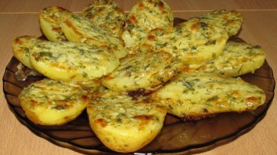 Чесночно-сырный картофель в духовке
