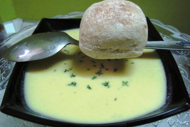 Чесночный крем-суп с сыром