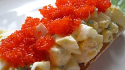 Чиабатта с красной икрой и яйцами