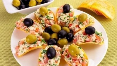 Чипсы с сыром и помидорами на закуску
