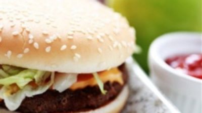 Чизбургер домашний со свининой, авокадо и кинзой