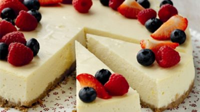 Чизкейк из печенья с белым шоколадом и ягодами