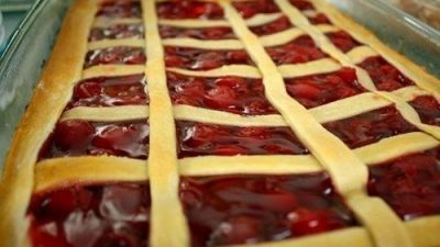 Чизкейк из слоеного теста с вишневым джемом