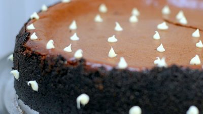 Чизкейк с горьким шоколадом и карамелью