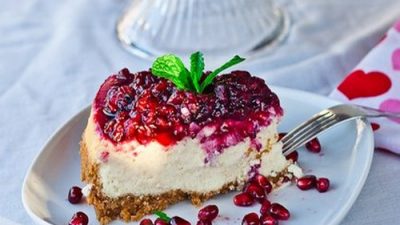 Чизкейк с гранатом, малиной и ежевикой