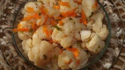 Цветная капуста с морковкой, маринованная по-корейски