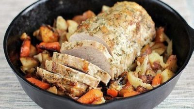 Cвиная вырезка запеченная в сковороде с морковью и картофелем