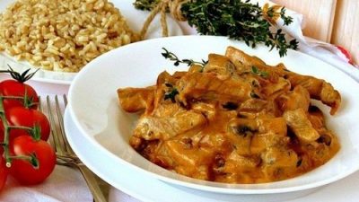 Cвинина с пряностями и грибами по-Строгановски